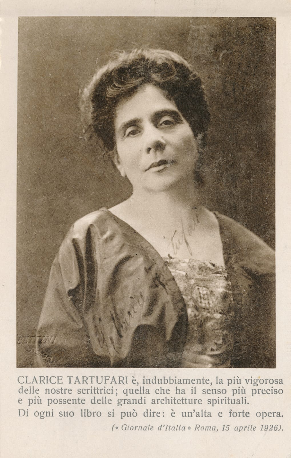 Cartolina illustrata al recto con immagine fotografica della scrittrice e didascalia, indirizzata a Bonaventura Tecchi (12.IV.’29). Archivio Biblioteca Bonaventura Tecchi - Bagnoregio - Viterbo.